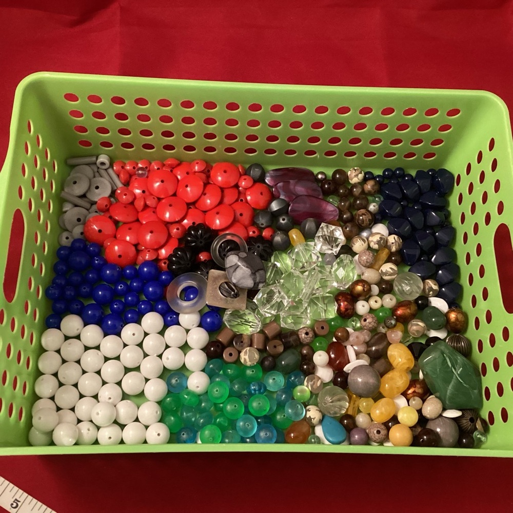 444 grams of big mostly plastic beads